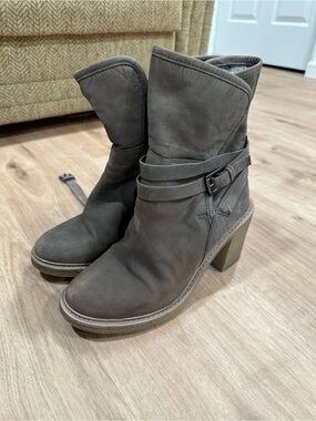 Genuine Suede Made in Italy Gray Leather Mid-Heel Buckle Ankle Boots